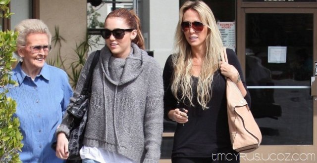 Miley was seen out and about in Toluca Lake with Tish and Mammie on Thursday afternoon (17th March).